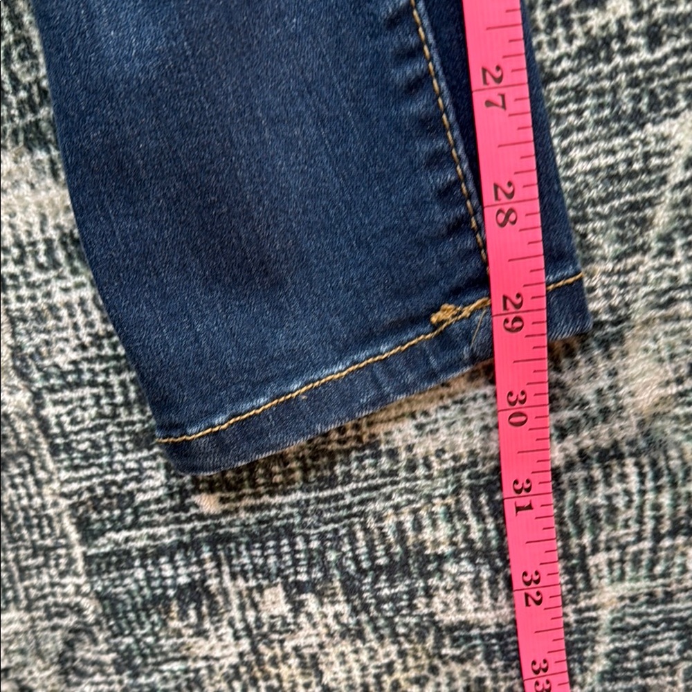 Universal Threads Distressed Jeans - Picture 7 of 7